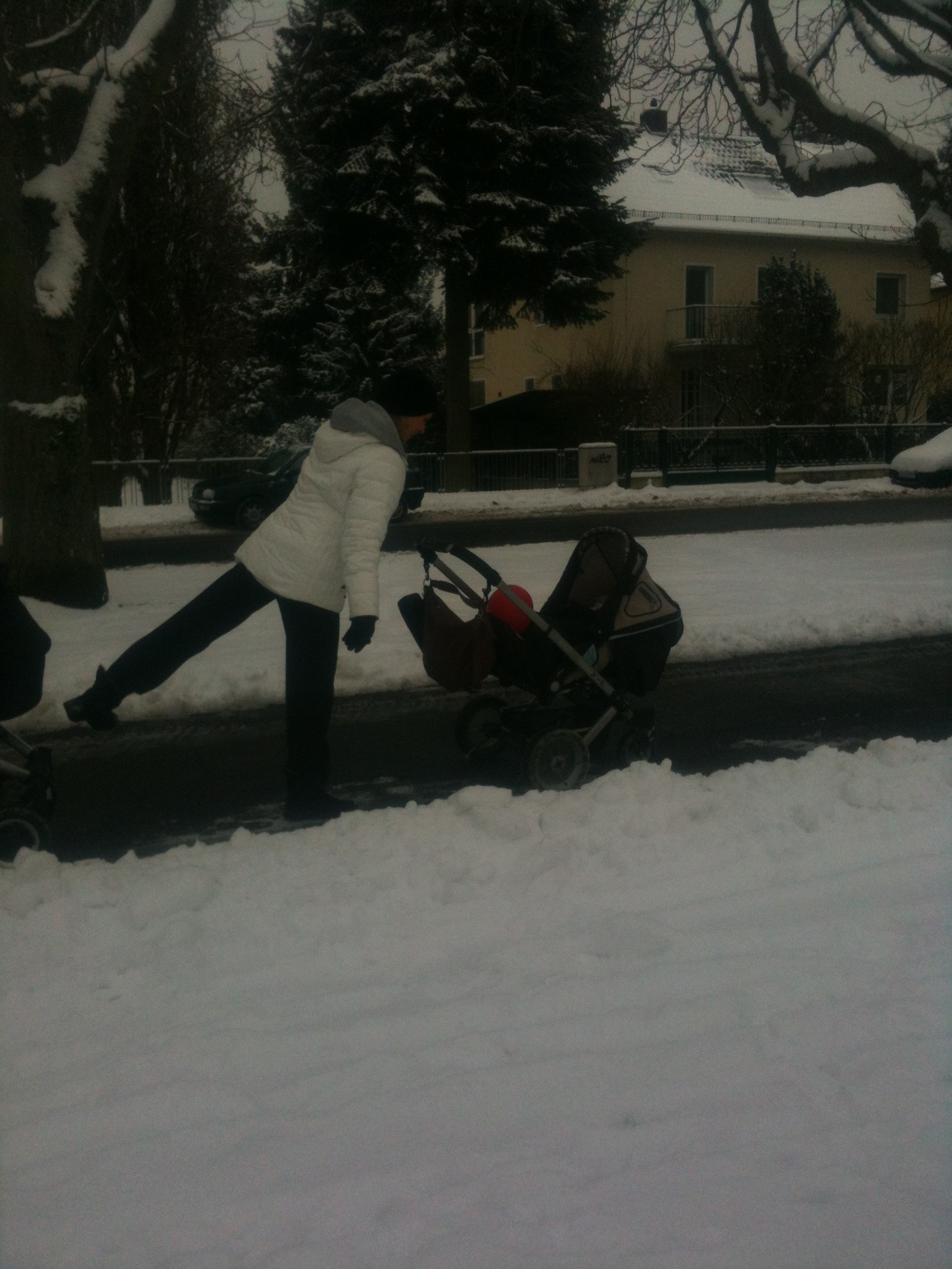 Effektive Fitness mit Baby im Schnee
