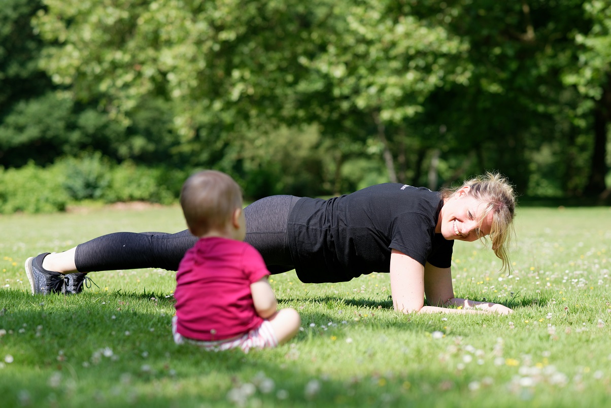 BauchBuggyGo mit Saskia Richardt von superMAMAfitness